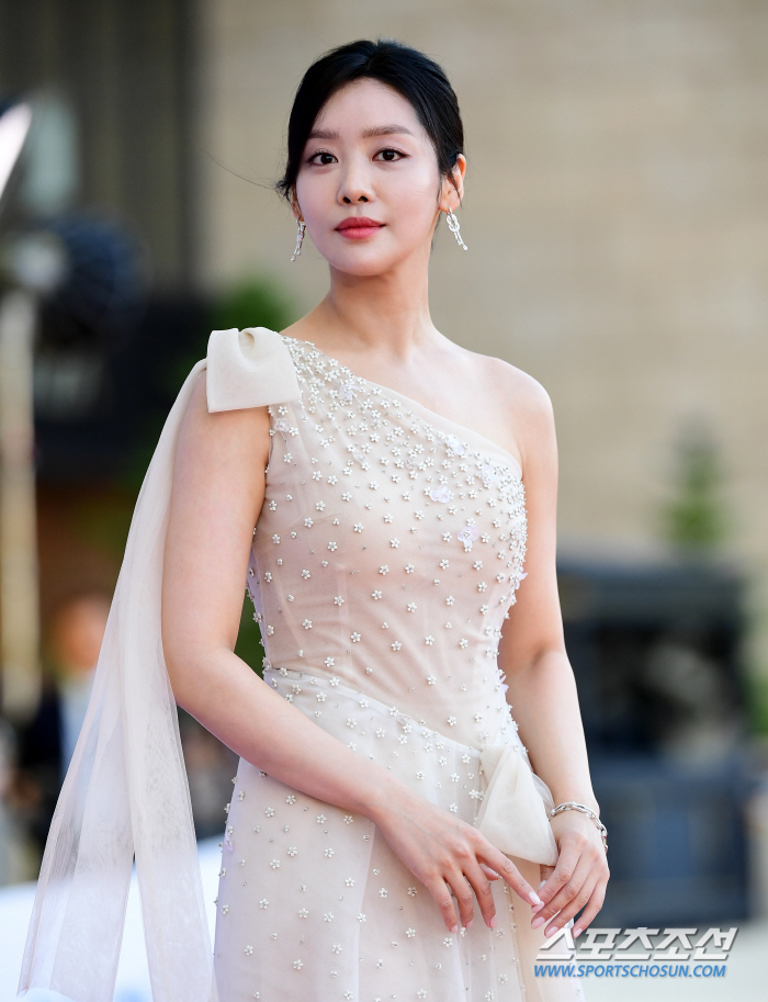 Thảm đỏ lễ trao giải Rồng Xanh Series 2023: Song Hye Kyo bùng nổ nhan sắc, Yoona cùng Suzy đọ dáng cực gắt - Ảnh 16.