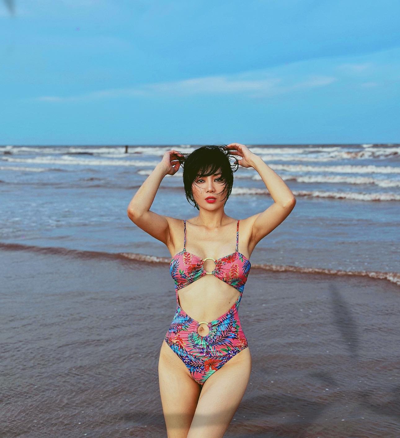 Thoát vai Luyến 'lươn' cửu vạn, Thanh Hương gợi ý diện bikini hoa lá sặc sỡ  - Ảnh 4.