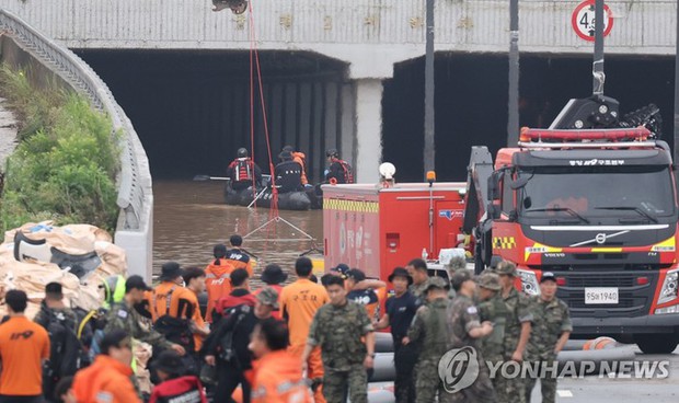 Vụ hầm chui ngậm khiến 14 người tử vong ở Hàn Quốc: Khoảnh khắc nước tràn trong tích tắc được ghi lại khiến ai nấy đều kinh hãi - Ảnh 2.