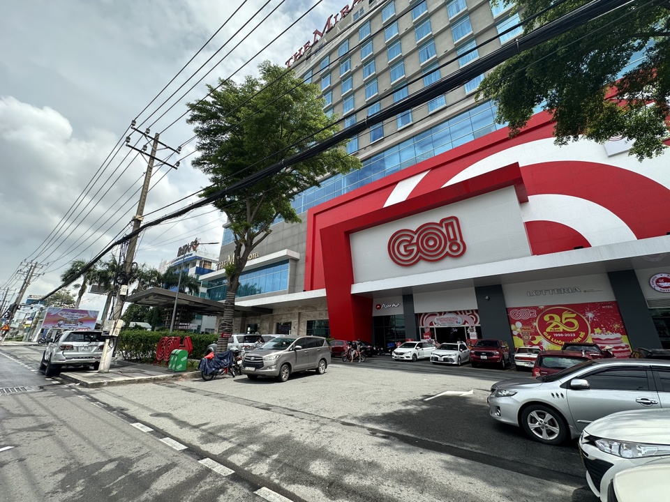 Giây phút người phụ nữ bị tạt xăng phóng hỏa, rạch mặt trước siêu thị - Ảnh 1. Giây phút người phụ nữ bị tạt xăng phóng hỏa, rạch mặt trước siêu thị - Ảnh 1.