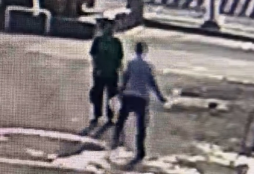 Giây phút người phụ nữ bị tạt xăng phóng hỏa, rạch mặt trước siêu thị - Ảnh 2. Giây phút người phụ nữ bị tạt xăng phóng hỏa, rạch mặt trước siêu thị - Ảnh 2.