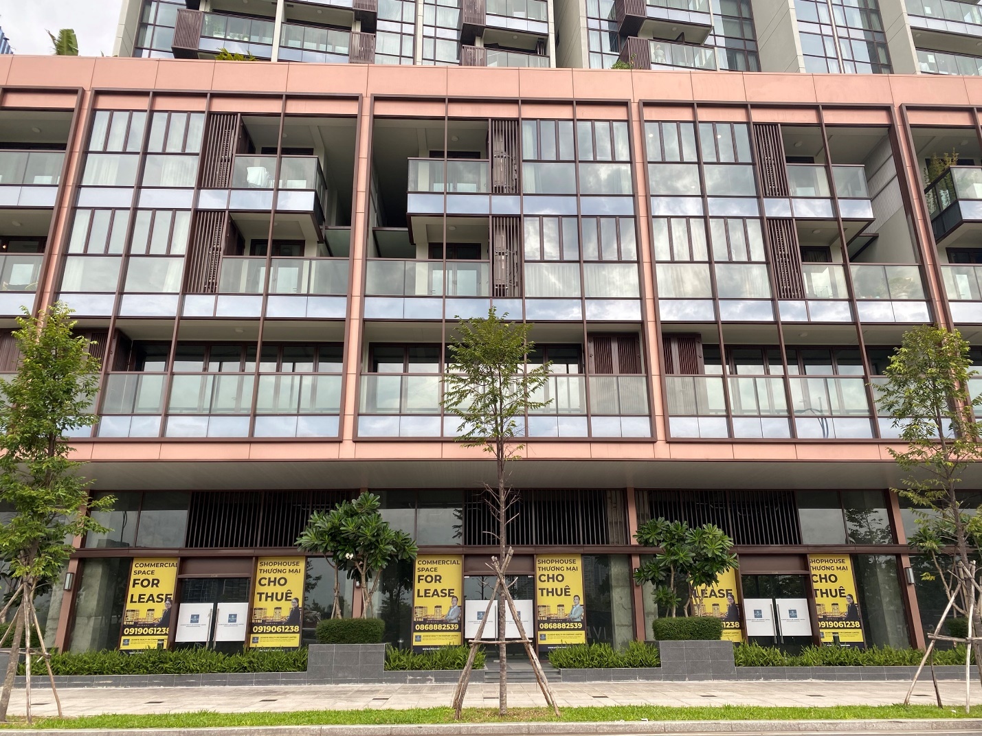 Hàng loạt shophouse ở nhiều khu đô thị vắng bóng khách thuê - Ảnh 1. Hàng loạt shophouse ở nhiều khu đô thị vắng bóng khách thuê - Ảnh 1.