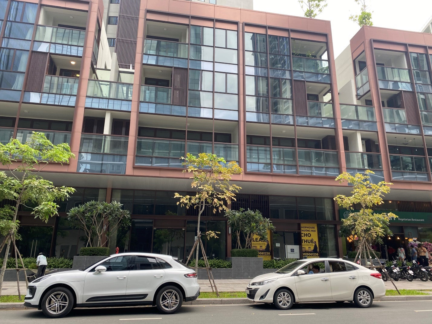 Hàng loạt shophouse ở nhiều khu đô thị vắng bóng khách thuê - Ảnh 3. Hàng loạt shophouse ở nhiều khu đô thị vắng bóng khách thuê - Ảnh 3.