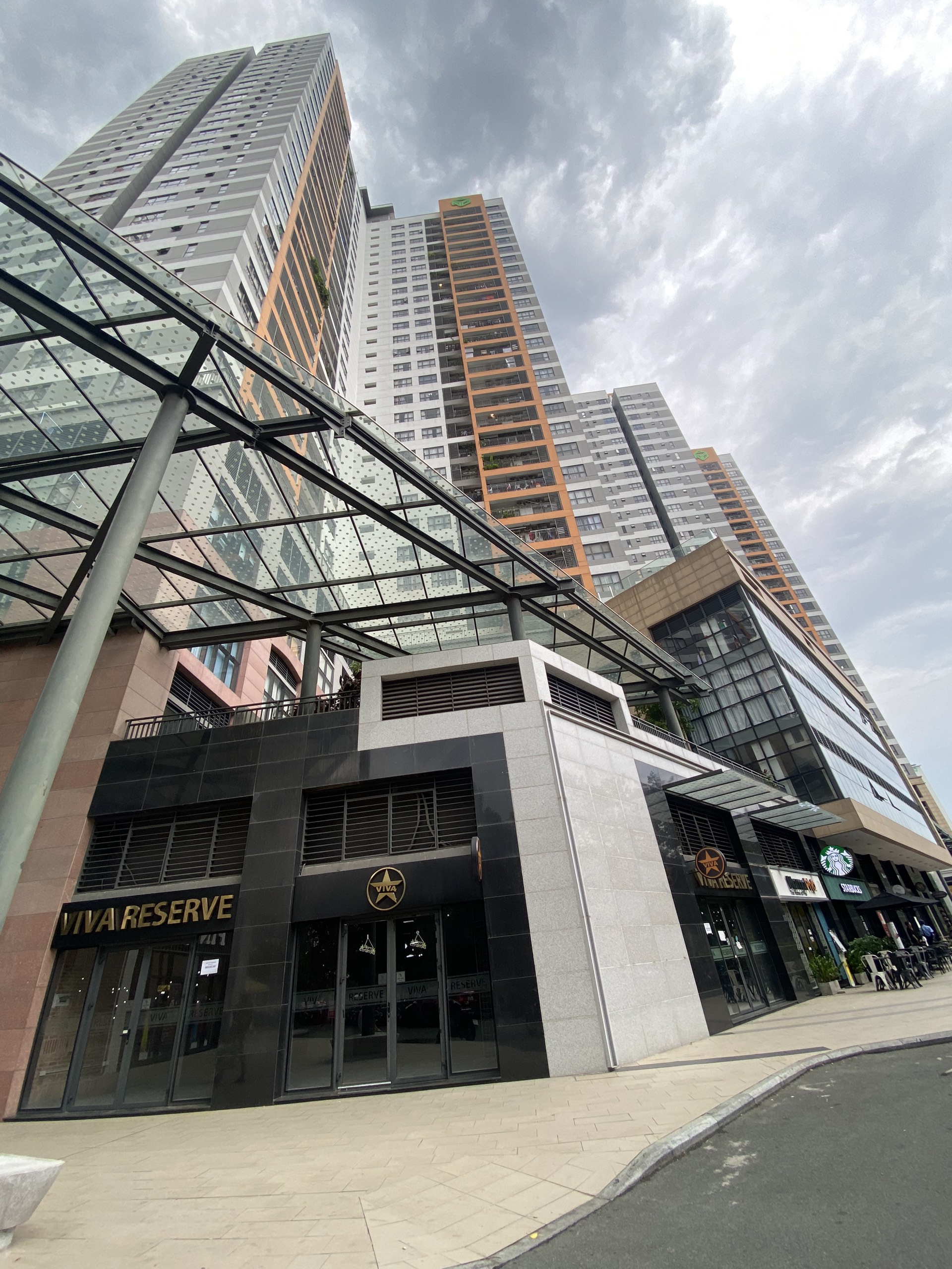 Hàng loạt shophouse ở nhiều khu đô thị vắng bóng khách thuê - Ảnh 8. Hàng loạt shophouse ở nhiều khu đô thị vắng bóng khách thuê - Ảnh 8.