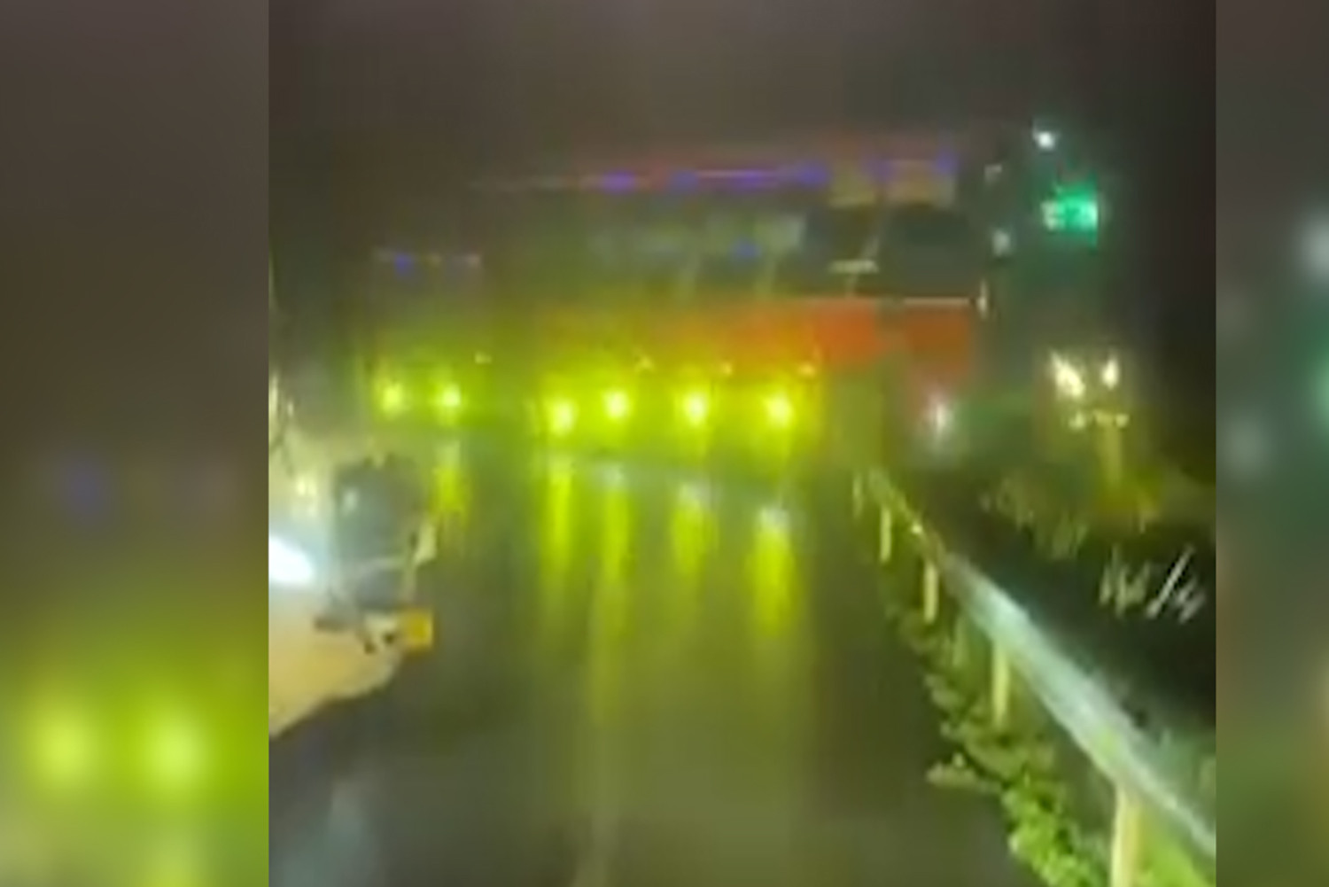 Tránh vụ tai nạn, ô tô khách lao qua hộ lan cao tốc Nội Bài - Lào Cai - Ảnh 1.