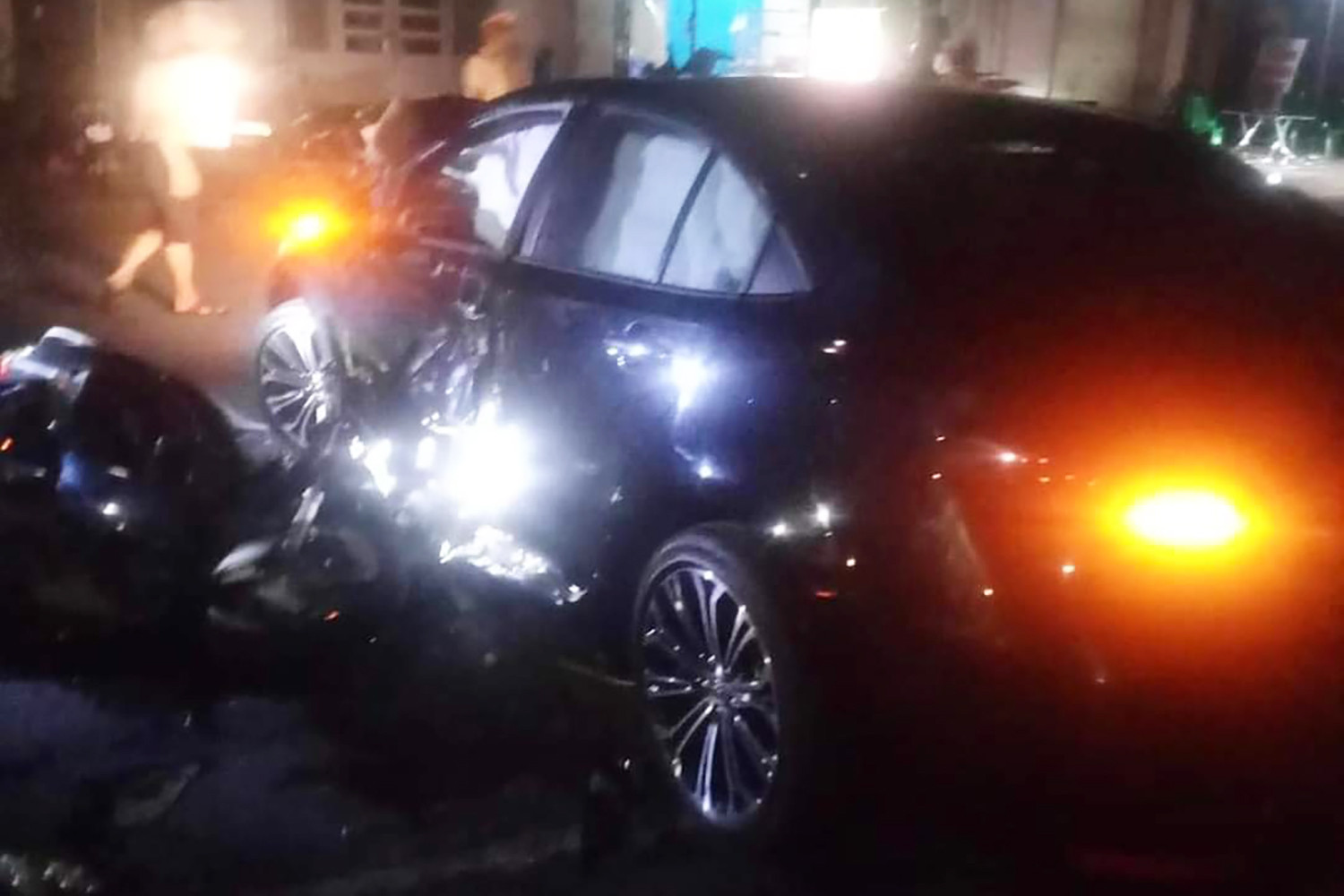 Va chạm với ô tô biển xanh, nam thanh niên tử vong ở Phú Thọ - Ảnh 2.