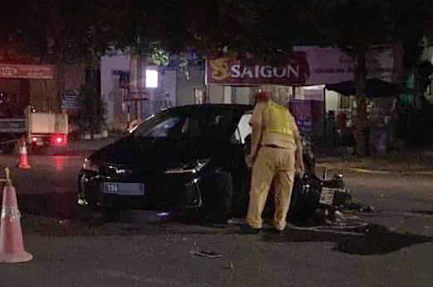 Va chạm với ô tô biển xanh, nam thanh niên tử vong ở Phú Thọ - Ảnh 1.