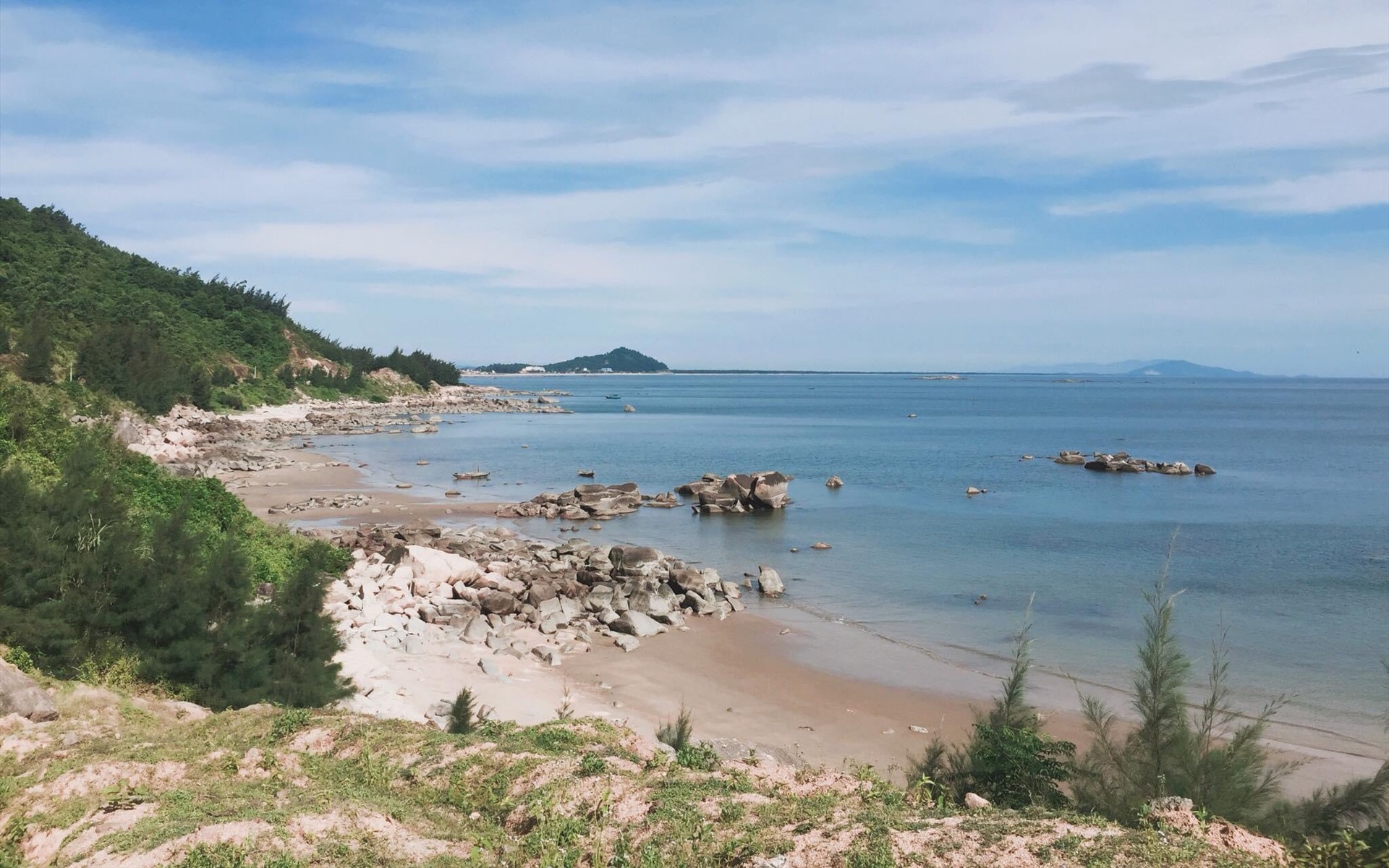 Khám phá vẻ đẹp của biển Thiên Cầm, địa điểm du lịch được mệnh danh là "khúc đàn trời" của vùng đất Hà Tĩnh