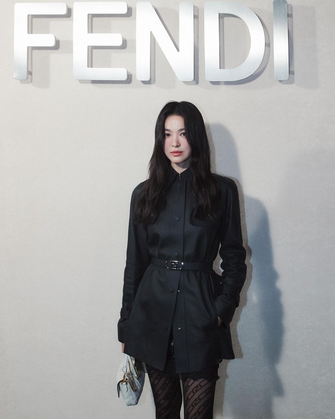 7749 outfit đẳng cấp chứng minh Song Hye Kyo là đại sứ hoàn hảo của Fendi - Ảnh 2.