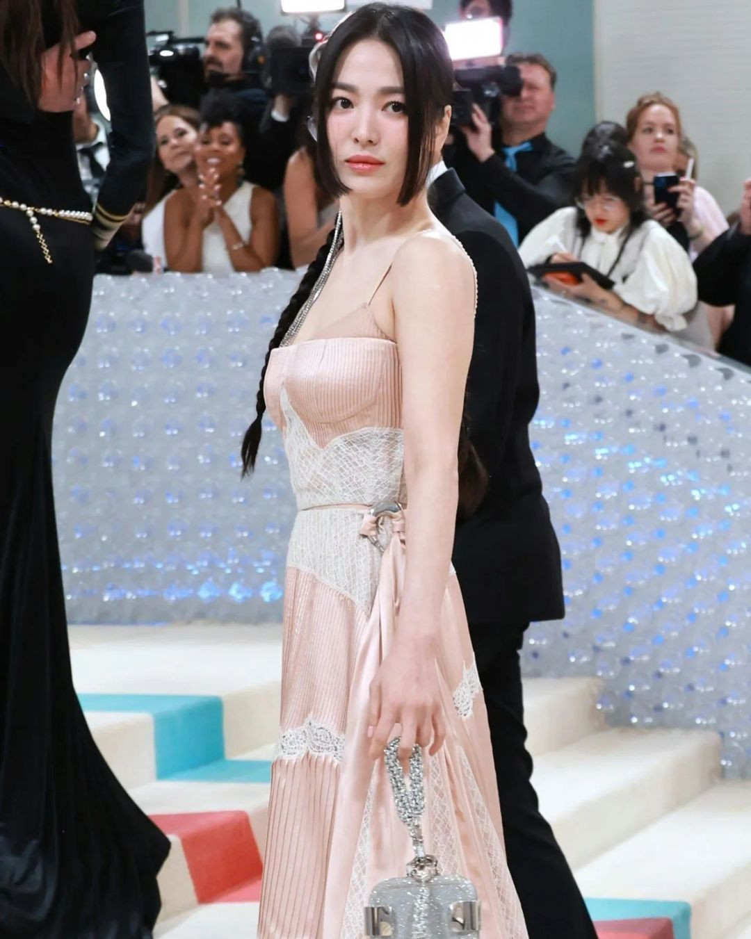 7749 outfit đẳng cấp chứng minh Song Hye Kyo là đại sứ hoàn hảo của Fendi - Ảnh 11.