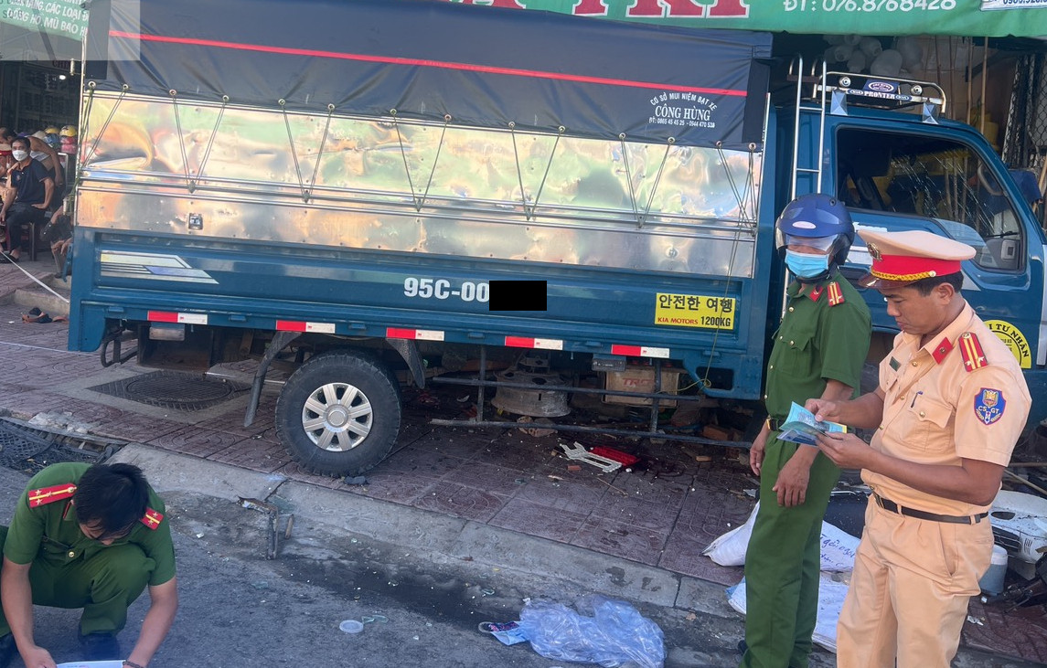 Xe tải tông vào nhà dân, 2 người tử vong - Ảnh 1.