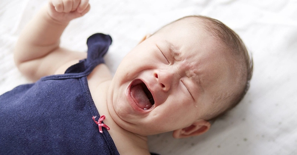 Trẻ sơ sinh khóc dai dẳng, khi nào cần đi khám?