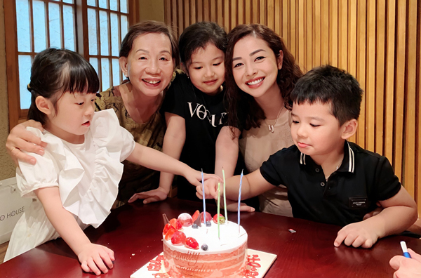 Mẹ chồng của Hoa hậu Jennifer Phạm: Doanh nhân quyền lực vẫn làm một việc bình dị vì con dâu - Ảnh 6.