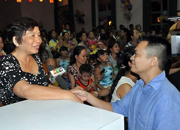 Mẹ chồng của Hoa hậu Jennifer Phạm: Doanh nhân quyền lực vẫn làm một việc bình dị vì con dâu - Ảnh 3.