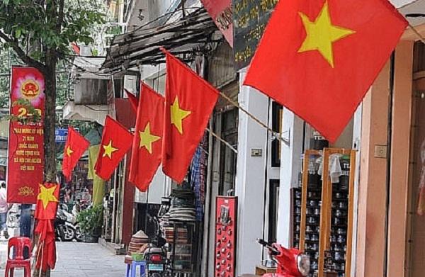 Kỷ niệm 15 năm mở rộng địa giới hành chính, Hà Nội treo cờ 4 ngày - Ảnh 2.
