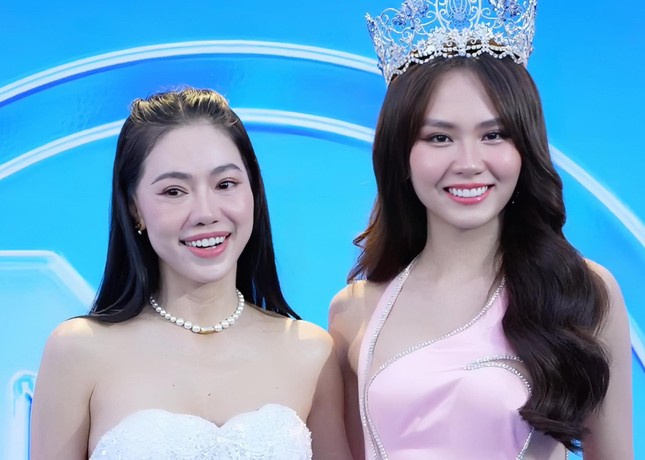 Thảm đỏ CK Miss World Vietnam 2023: MC Thụy Vân, Thùy Tiên khoe vòng 1 sexy, Mai Phương lộ nhược điểm - Ảnh 2.
