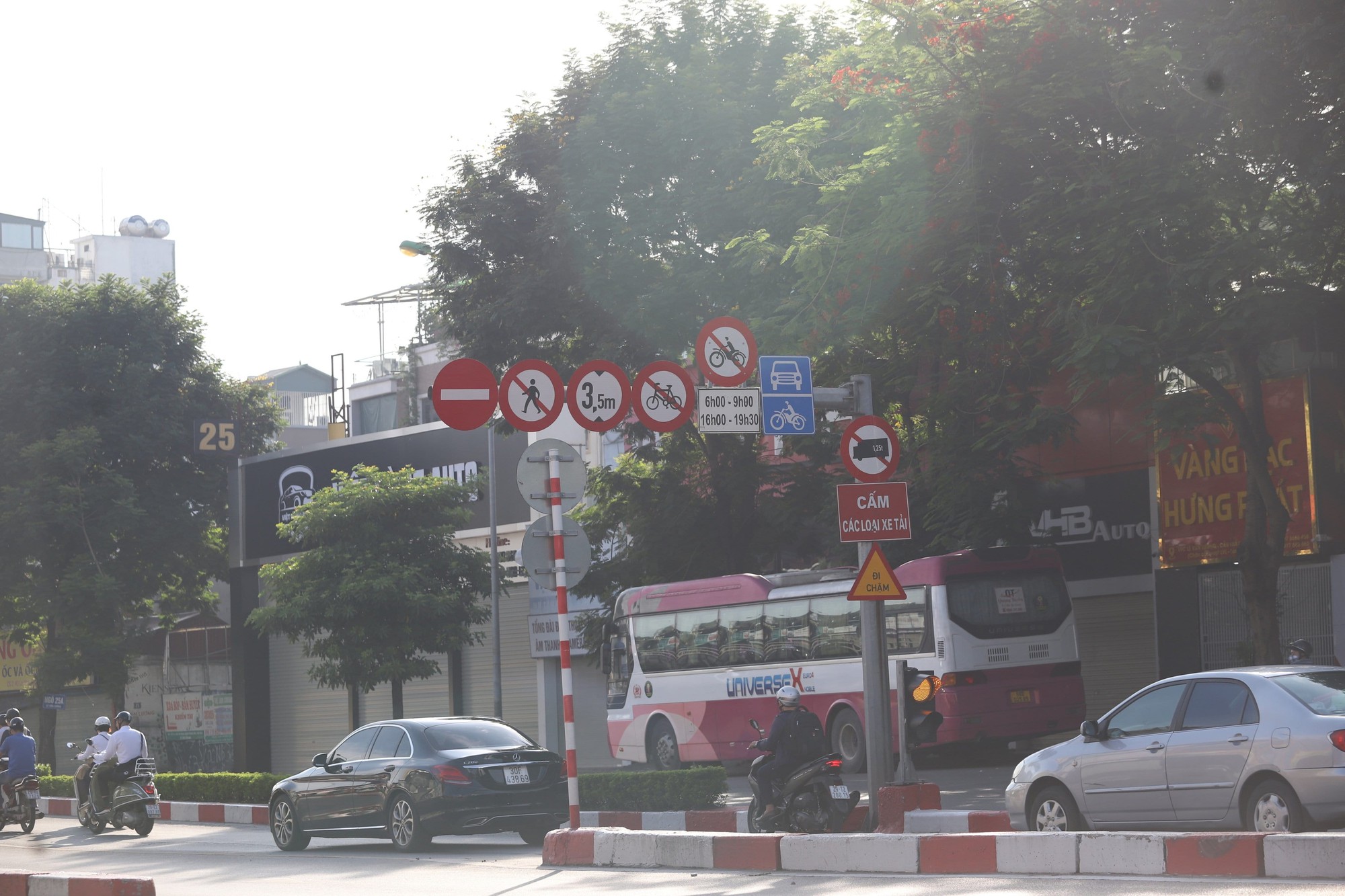 Người dân phớt lờ một tấm biển, tuyến phố Hà Nội thành điểm nóng ùn tắc - Ảnh 2.