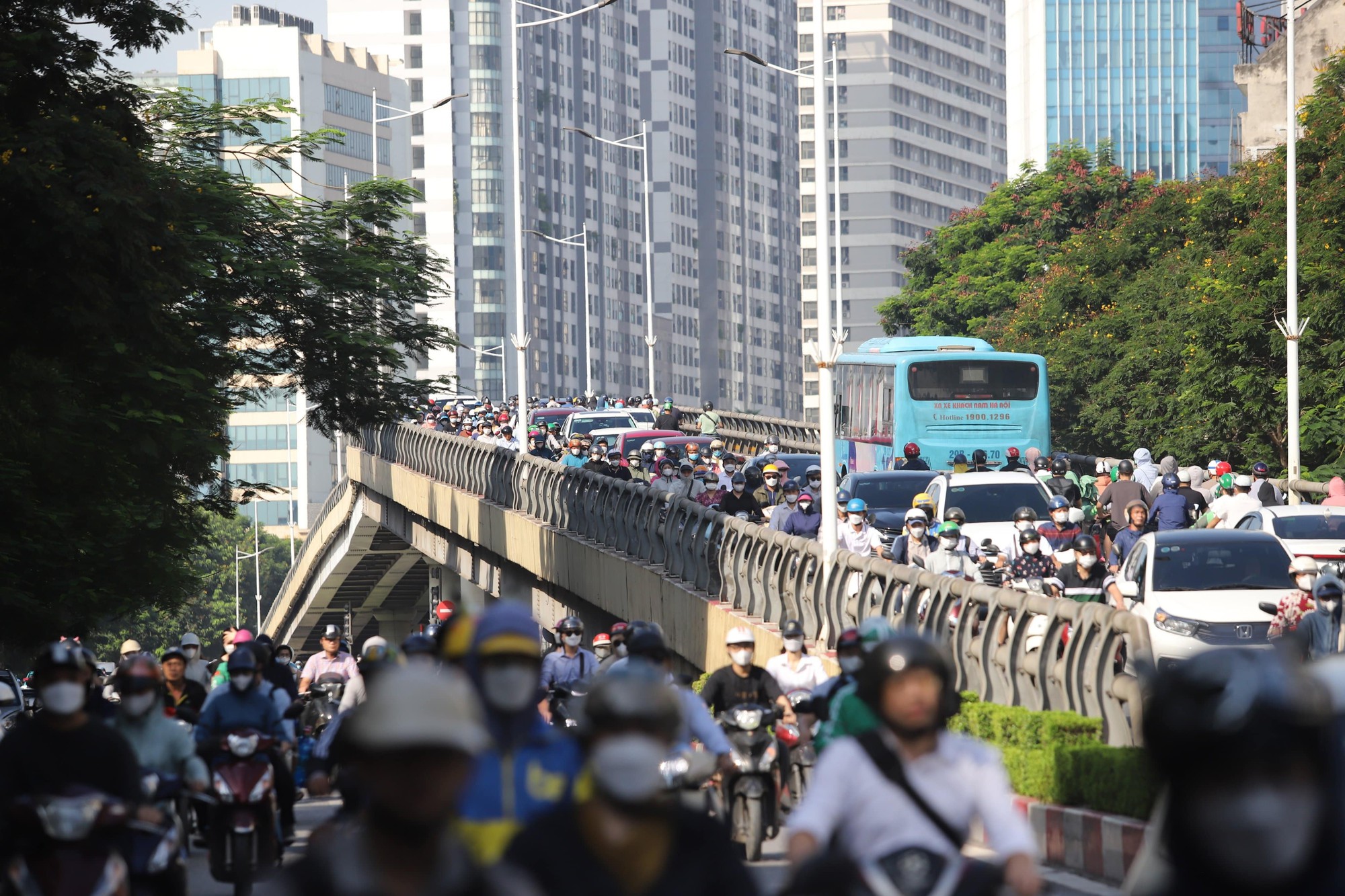 Người dân phớt lờ một tấm biển, tuyến phố Hà Nội thành điểm nóng ùn tắc - Ảnh 5.