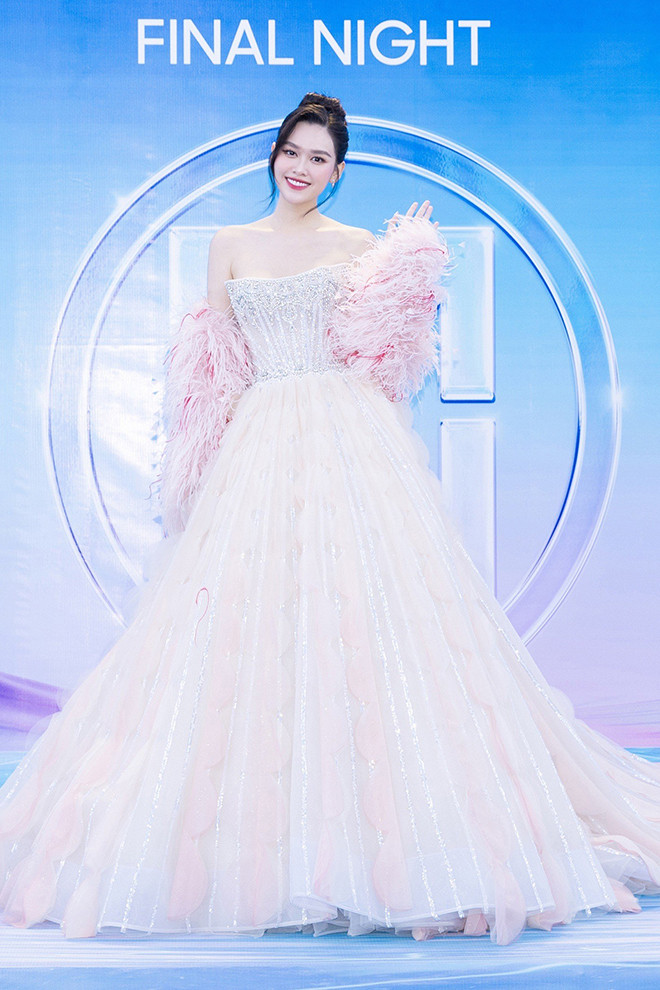 Thảm đỏ CK Miss World Vietnam 2023: MC Thụy Vân, Thùy Tiên khoe vòng 1 sexy, Mai Phương lộ nhược điểm - Ảnh 11.