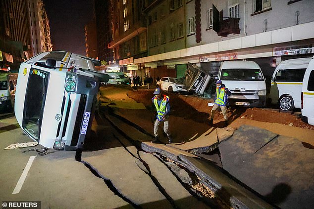 Đường phố bỗng dưng bị xé toạc, ô tô bay lên như đồ chơi trong  1 vụ nổ bí ẩn gây rùng mình - Ảnh 5.