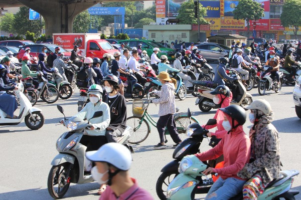 Người dân phớt lờ một tấm biển, tuyến phố Hà Nội thành điểm nóng ùn tắc - Ảnh 6.