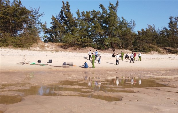 Bàng hoàng phát hiện một thi thể dưới bãi biển Cửa Lò - Ảnh 1.