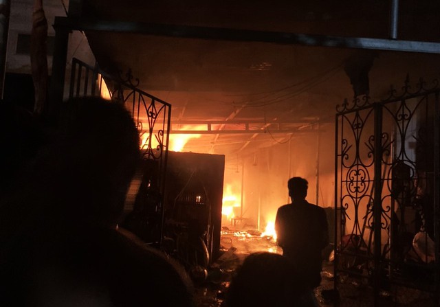 Hành trình giải cứu 3 người bị mắc kẹt trong đám cháy 'như phim' ở Vĩnh Phúc - Ảnh 1.