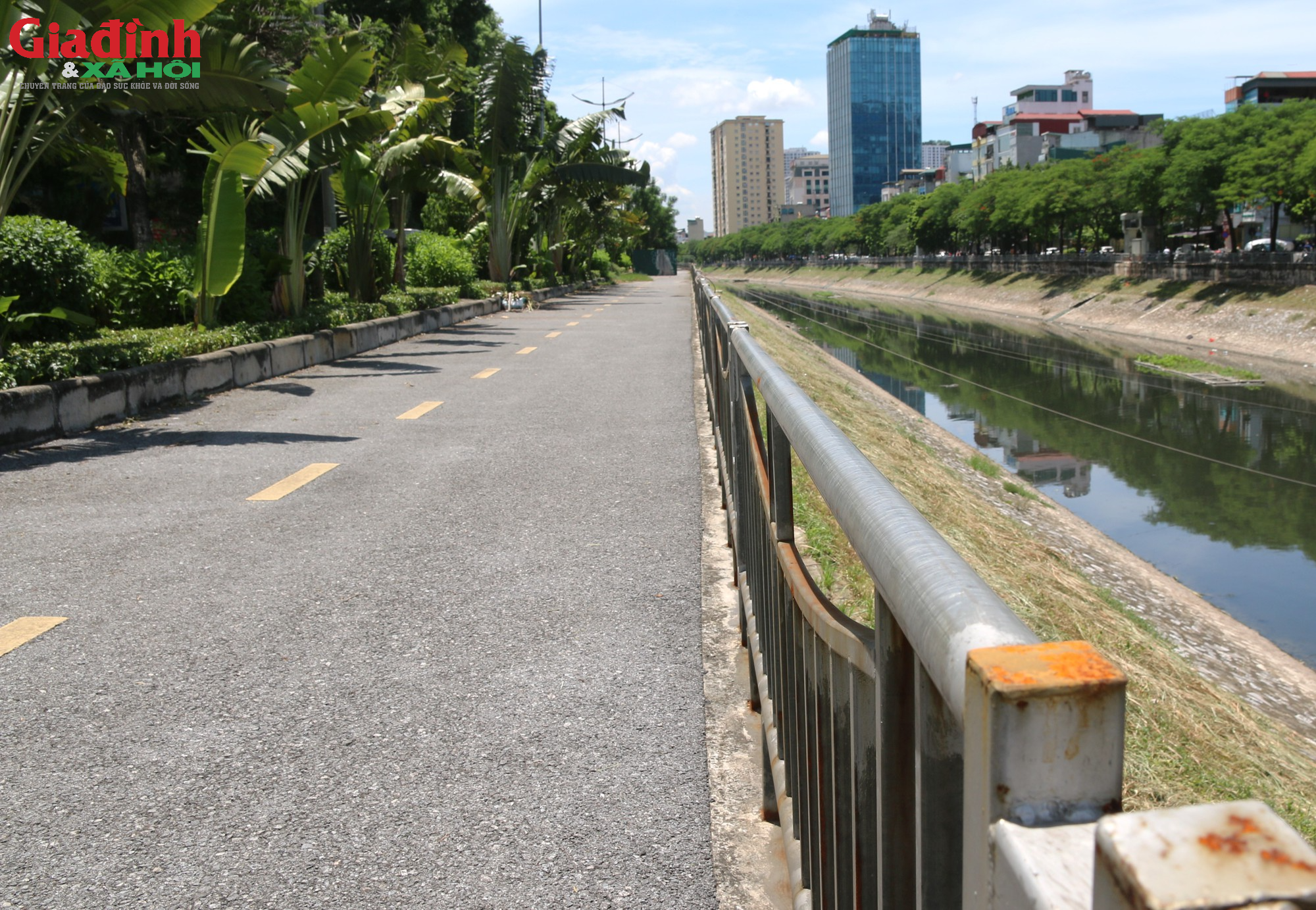 Hà Nội: Con đường đi bộ 64 tỉ ven sông Tô Lịch nhếch nhác, xuống cấp vương vãi bơm kim tiêm - Ảnh 8.