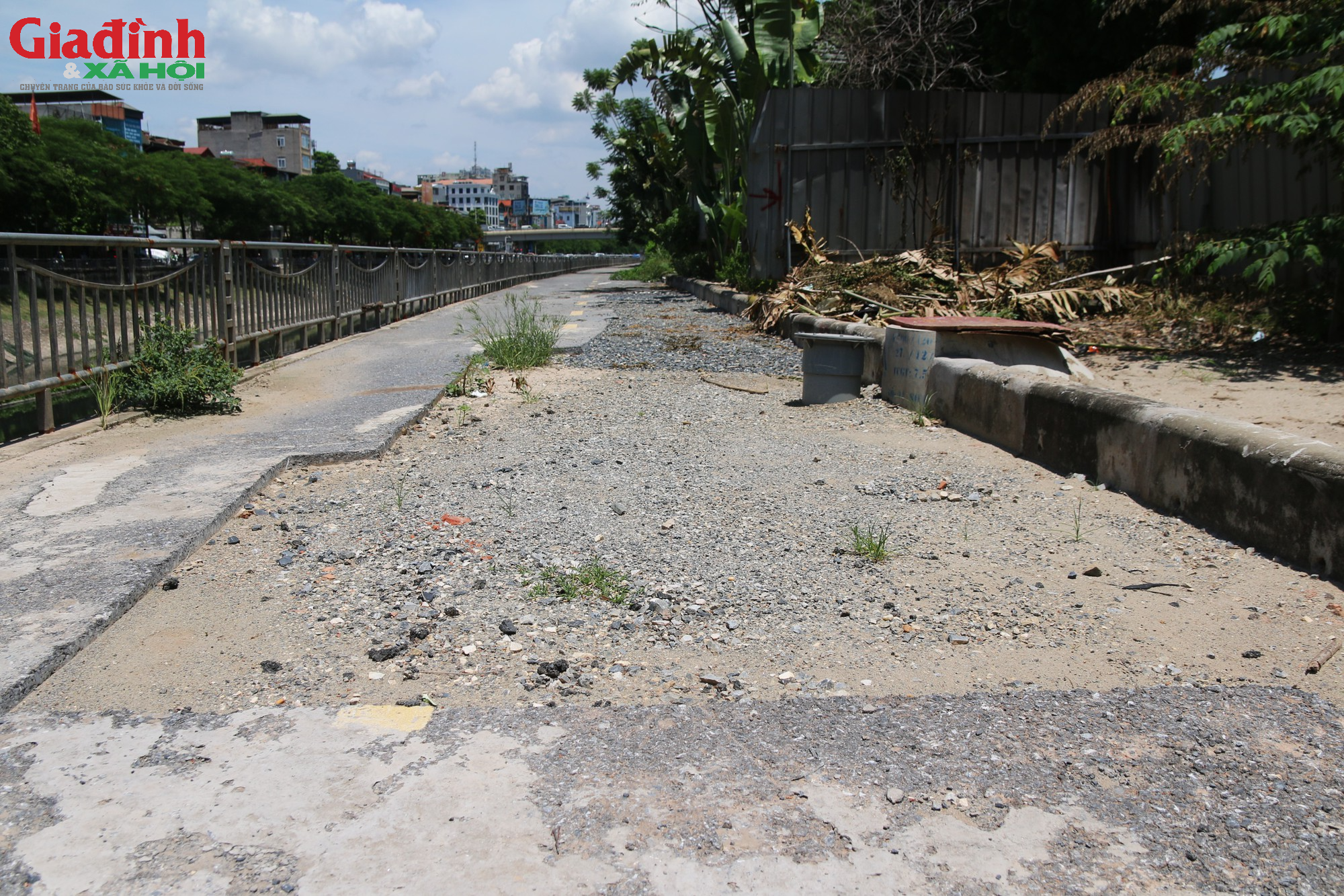 Hà Nội: Con đường đi bộ 64 tỉ ven sông Tô Lịch nhếch nhác, xuống cấp vương vãi bơm kim tiêm - Ảnh 9.