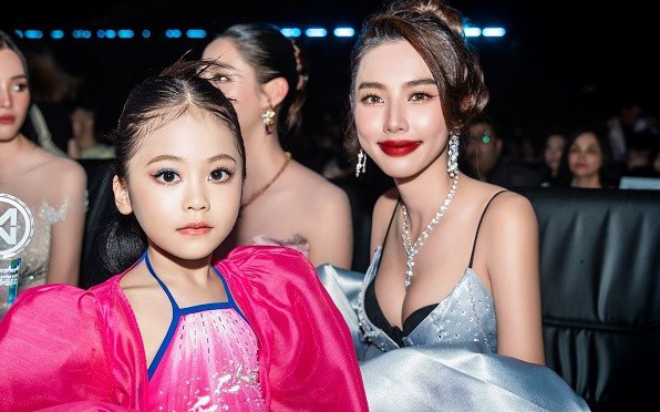 Mẫu nhí 6 tuổi đọ vẻ đáng yêu với Hoa hậu Thùy Tiên tại chung kết Miss World Vietnam 2023