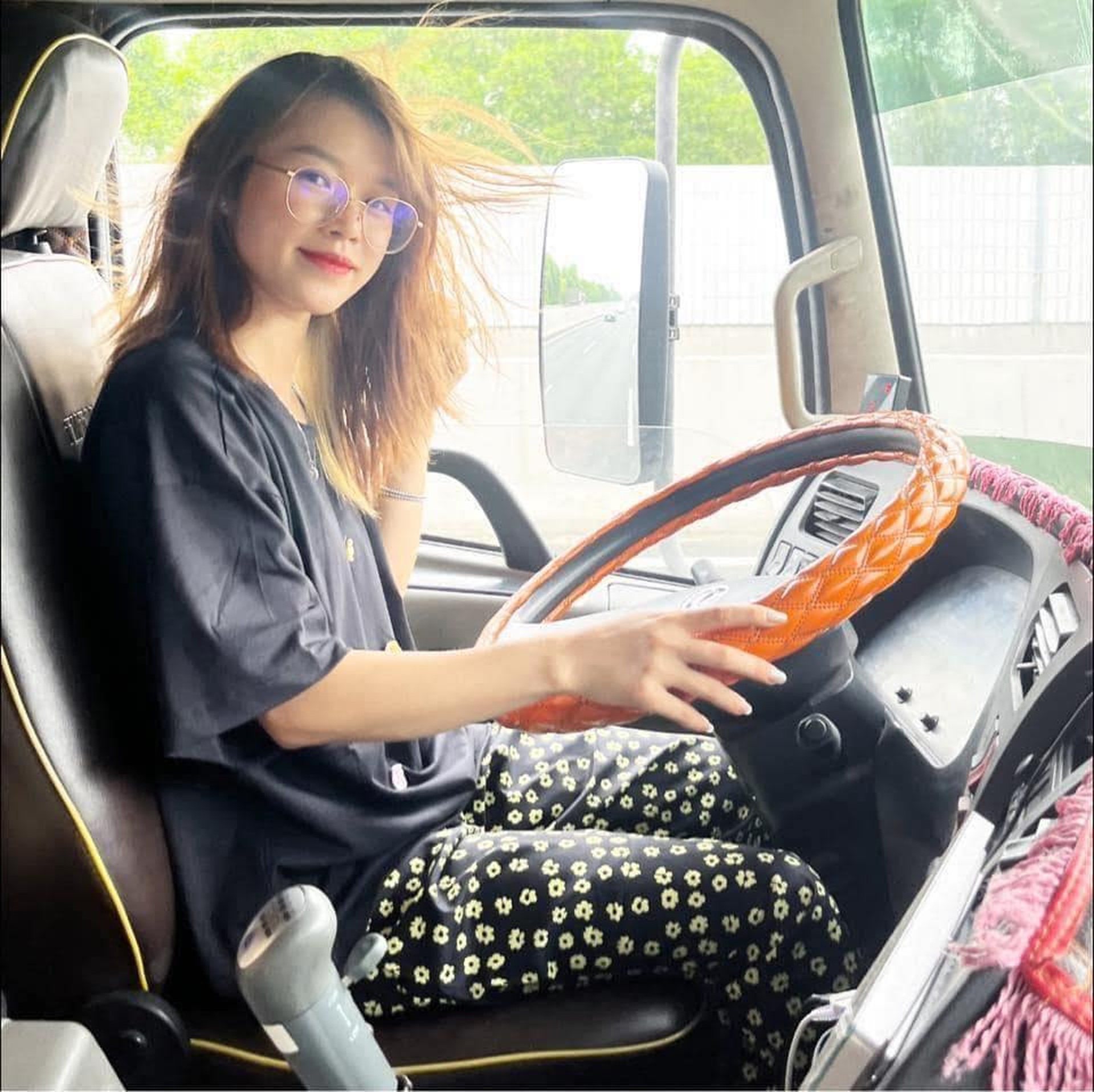 Nữ tài xế xinh đẹp Thái Nguyên gây sốt: Lái xe 30 tấn chinh phục đường đèo - Ảnh 8.