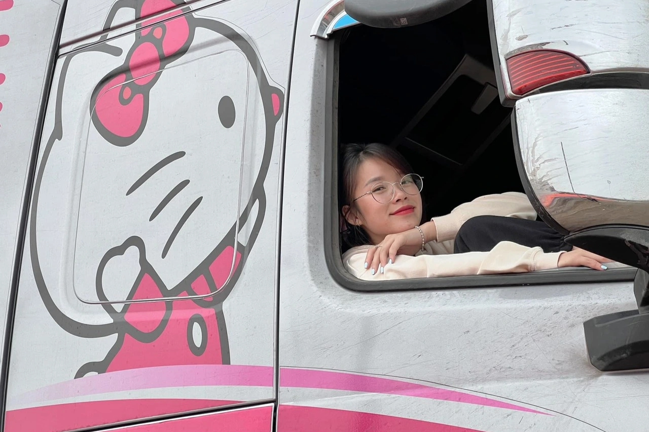 Nữ tài xế xinh đẹp Thái Nguyên gây sốt: Lái xe 30 tấn chinh phục đường đèo - Ảnh 1.