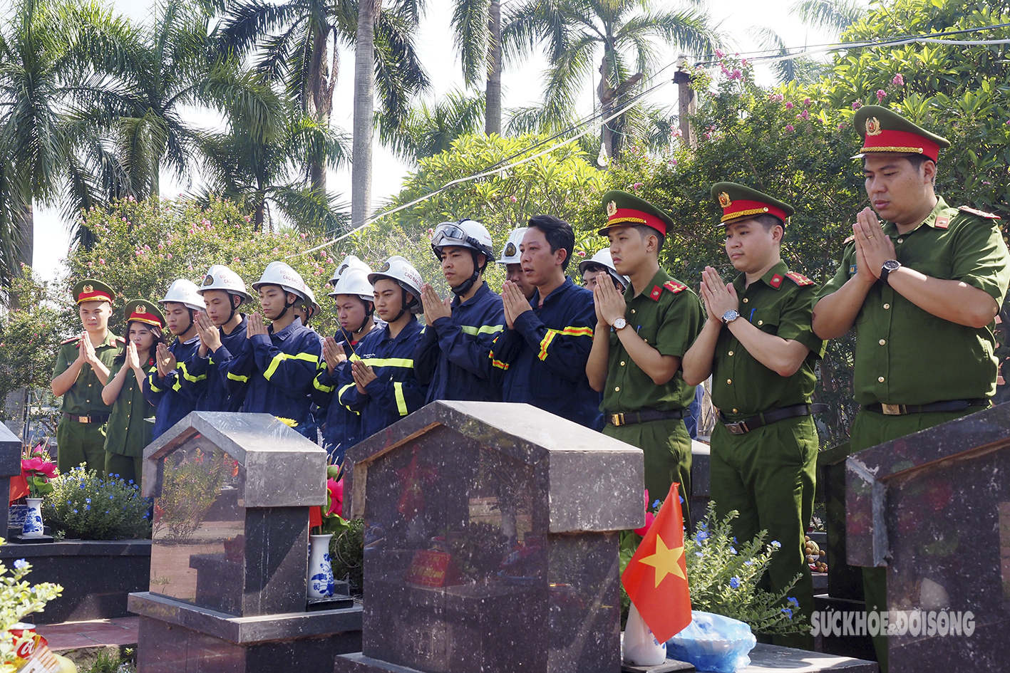 Xúc động hình ảnh các chiến sĩ PCCC thắp hương tri ân tại nghĩa trang Hà Nội - Ảnh 11.