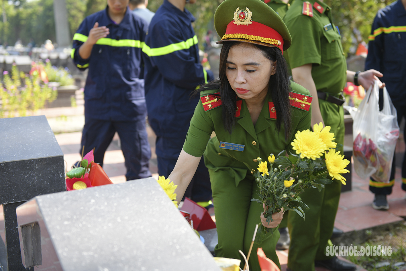 Xúc động hình ảnh các chiến sĩ PCCC thắp hương tri ân tại nghĩa trang Hà Nội - Ảnh 7.