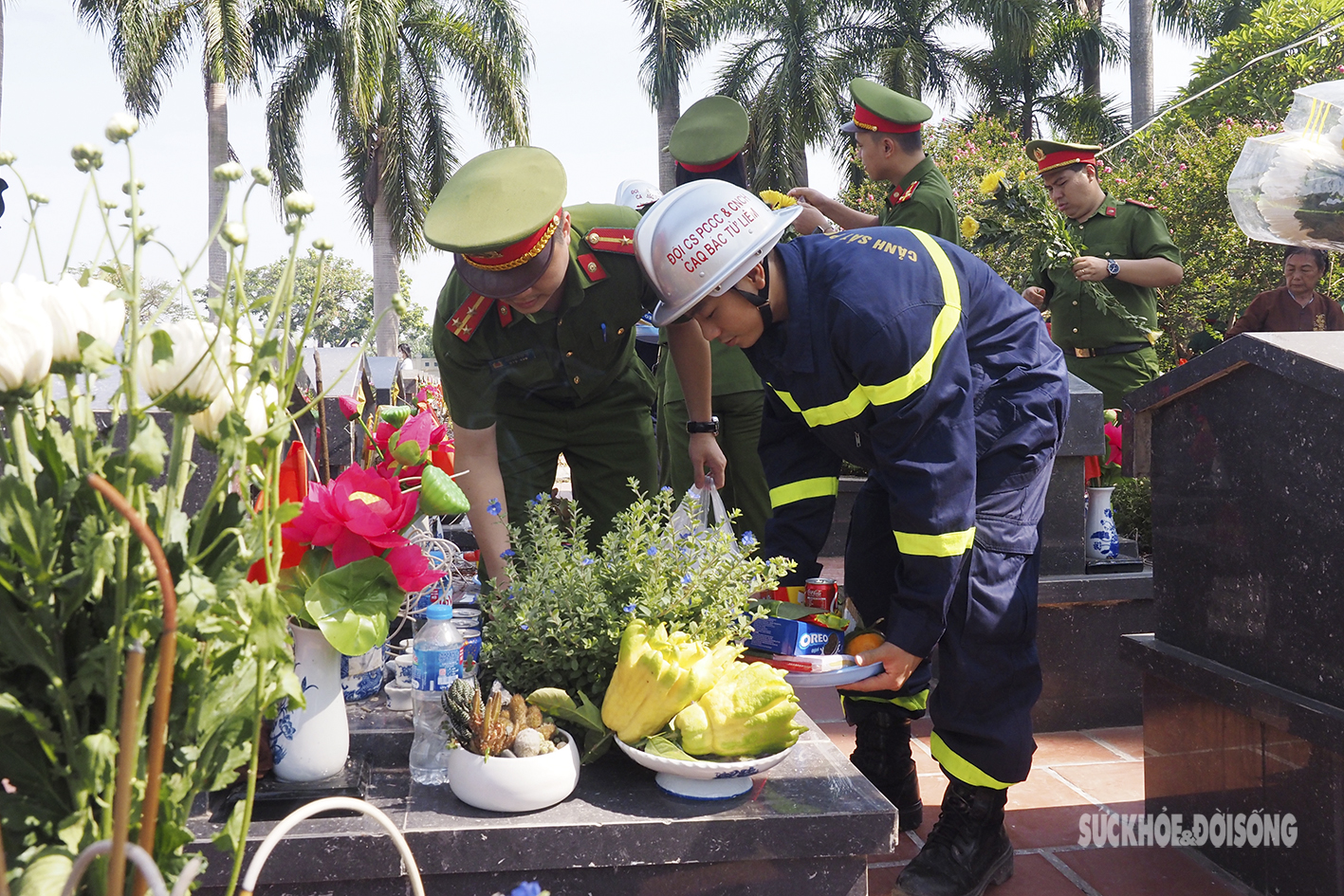 Xúc động hình ảnh các chiến sĩ PCCC thắp hương tri ân tại nghĩa trang Hà Nội - Ảnh 9.