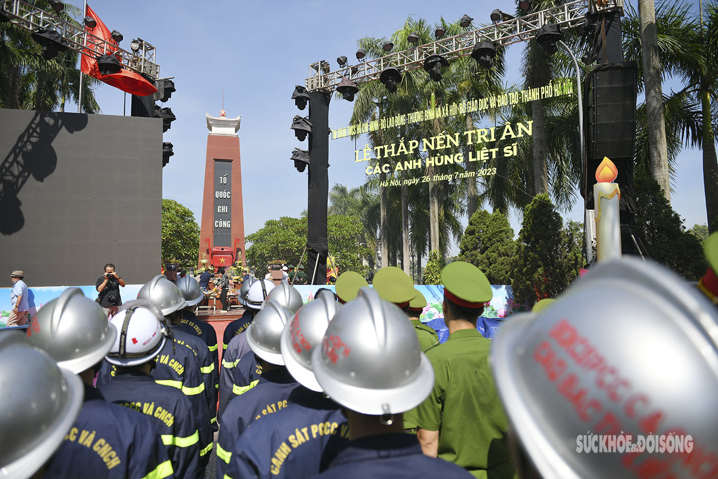 Xúc động hình ảnh các chiến sĩ PCCC thắp hương tri ân tại nghĩa trang Hà Nội - Ảnh 3.