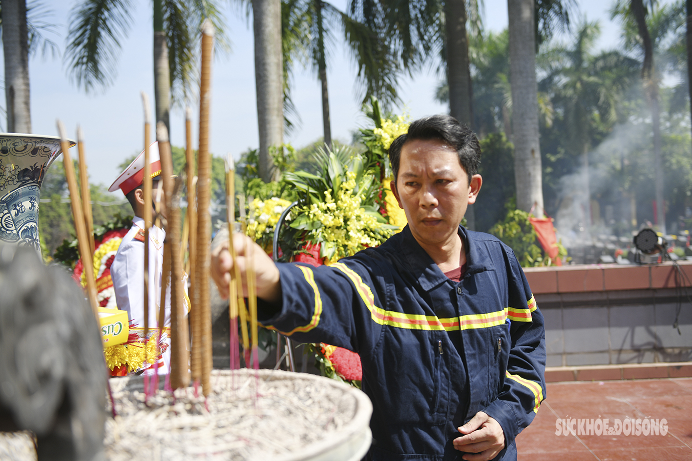 Xúc động hình ảnh các chiến sĩ PCCC thắp hương tri ân tại nghĩa trang Hà Nội - Ảnh 6.