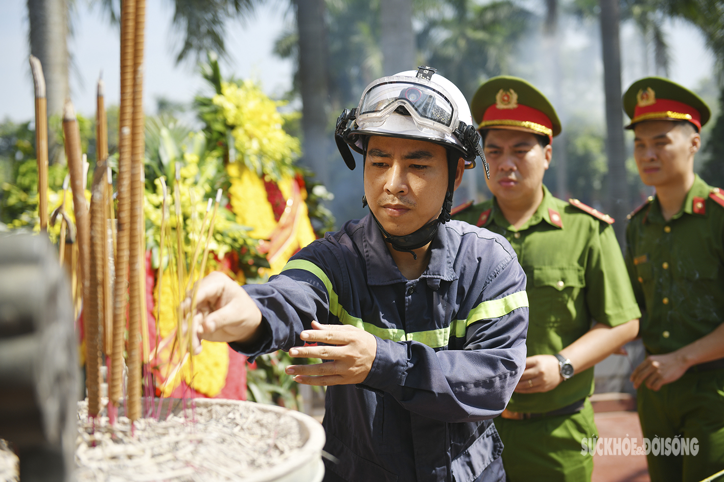 Xúc động hình ảnh các chiến sĩ PCCC thắp hương tri ân tại nghĩa trang Hà Nội - Ảnh 2.