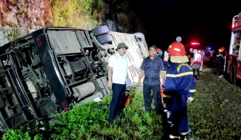 Xe khách bị lật trên cao tốc La Sơn-Túy Loan khiến 1 người chết, nhiều người bị thương - Ảnh 2.