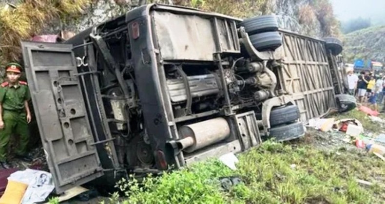 Xe khách bị lật trên cao tốc La Sơn-Túy Loan khiến 1 người chết, nhiều người bị thương - Ảnh 1.