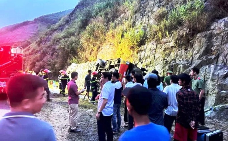 Xe khách bị lật trên cao tốc La Sơn-Túy Loan khiến 1 người chết, nhiều người bị thương - Ảnh 4.