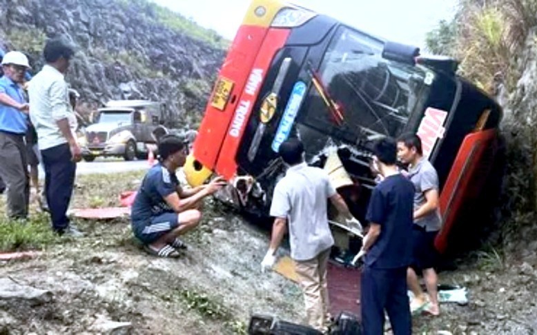 Xe khách bị lật trên cao tốc La Sơn-Túy Loan khiến 1 người chết, nhiều người bị thương
