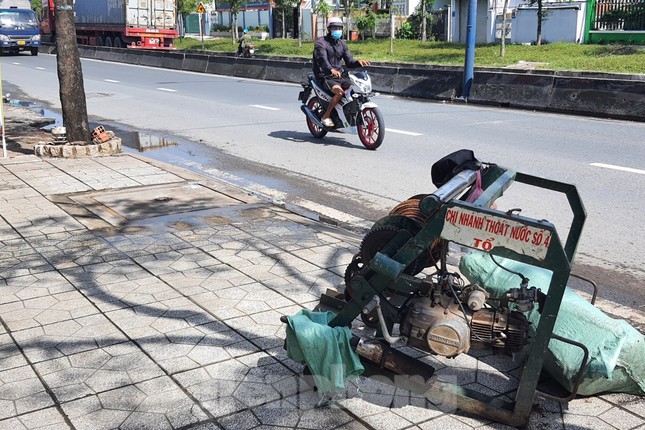 Ph&uacute;t nghẹt thở cứu nh&oacute;m c&ocirc;ng nh&acirc;n bị ngạt kh&iacute; trong cống tho&aacute;t nước ở TPHCM - Ảnh 1.
