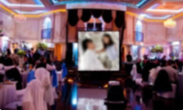 Đang vui vẻ mời rượu quan khách, cô dâu chú rể méo mặt với &quot;cảnh nóng&quot; được chiếu trên màn hình lớn giữa hội trường - Ảnh 1.