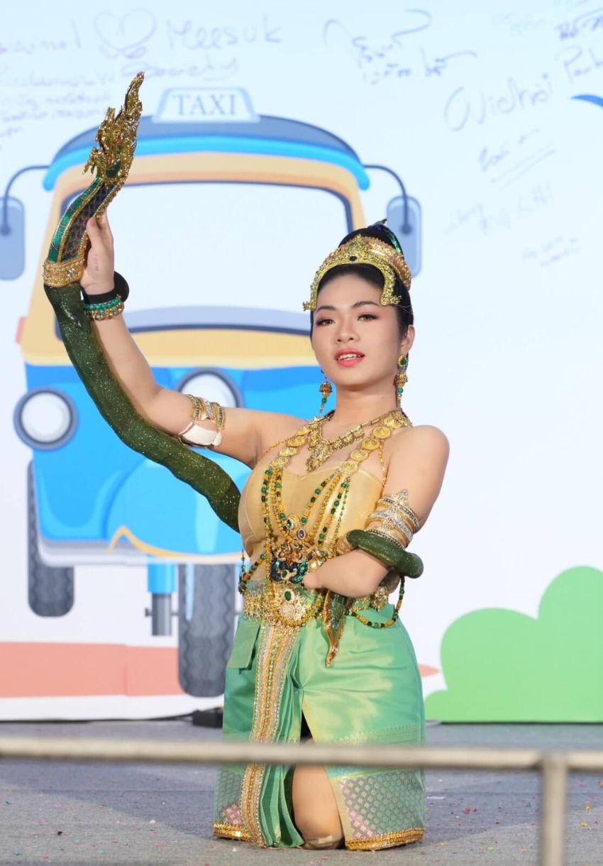 Người đẹp cụt 2 chân, 1 tay gây xúc động ở Hoa hậu Chuyển giới Thái Lan - Ảnh 5.