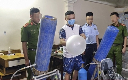 Phát hiện cơ sở san chiết gần 200 bình "khí cười" ở Hà Nội