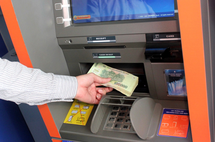 Cách nạp tiền vào thẻ ATM không cần ra ngân hàng - Ảnh 1.