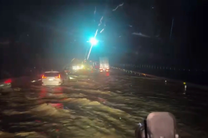 Cao tốc Phan Thiết - Dầu Giây ngập nước cuốn trôi xe tải, kẹt xe kéo dài - Ảnh 2.