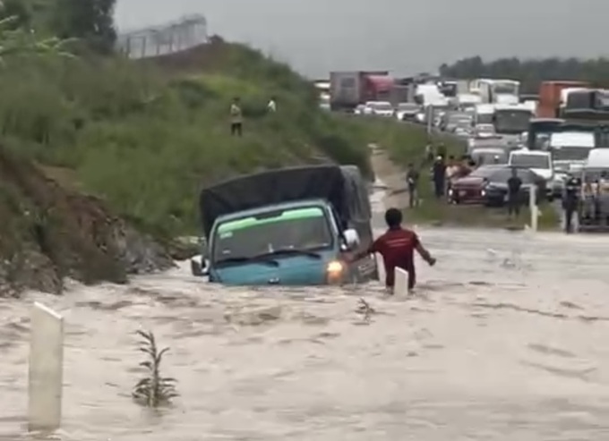 Cao tốc Phan Thiết - Dầu Giây ngập nước cuốn trôi xe tải, kẹt xe kéo dài - Ảnh 1.