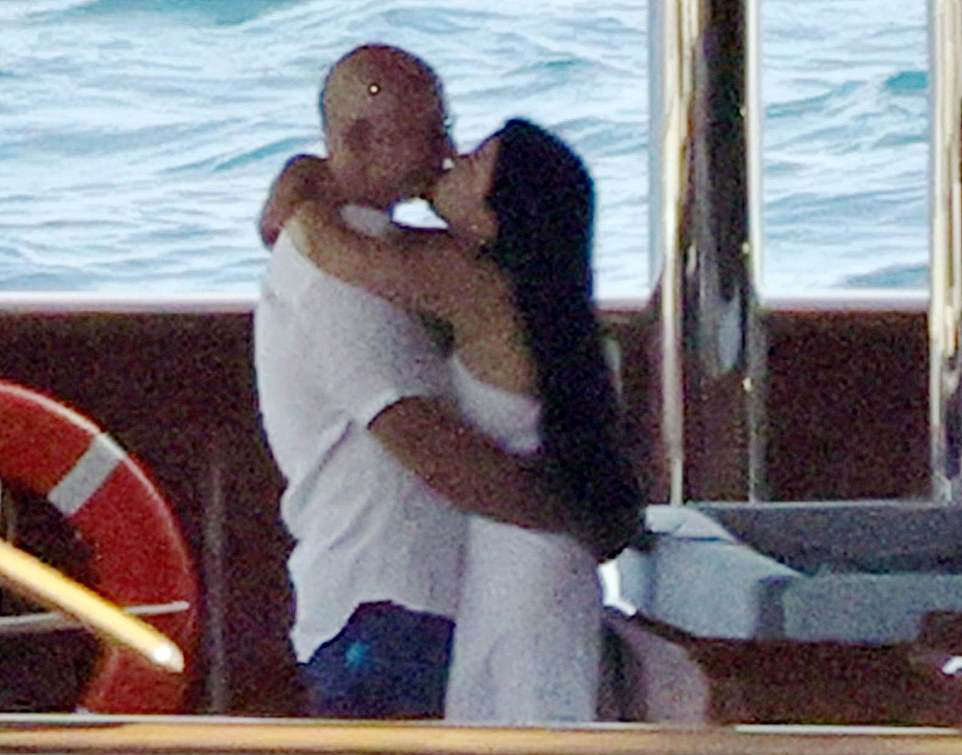 Jeff Bezos và hôn thê 'tình bể bình' trước mặt khách trên siêu du thuyền - Ảnh 1.